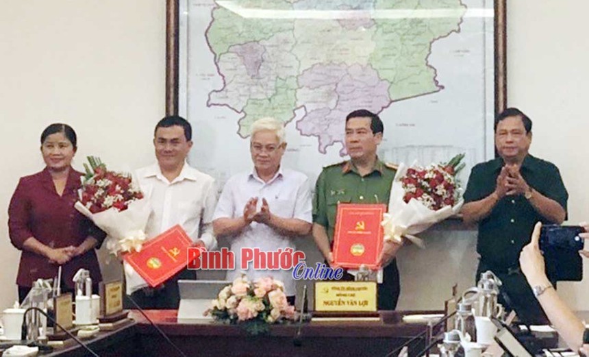 Thường trực Tỉnh ủy Bình Phước trao quyết định và chúc mừng đồng chí Bùi Xuân Thắng và đồng chí Lê Trường Sơn.