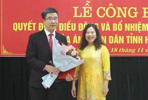 Phó Chánh án Tòa án nhân dân tối cao Nguyễn Thị Hiền trao quyết định cho đồng chí Chu Thành Quang.
