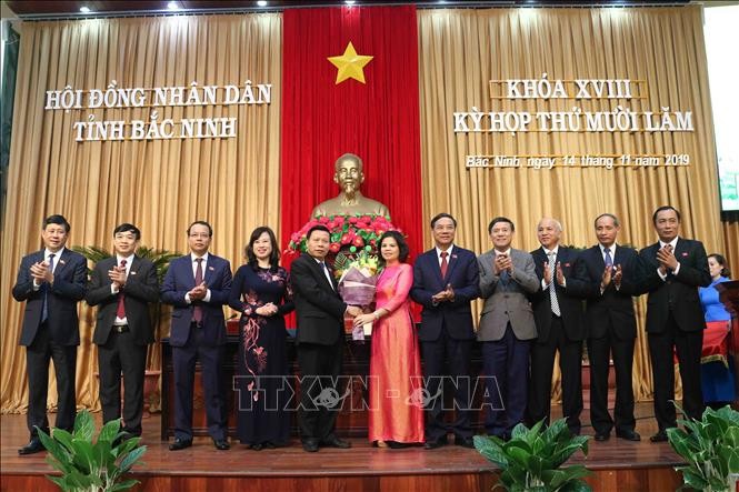 Lãnh đạo tỉnh Bắc Ninh tặng hoa chúc mừng bà Nguyễn Hương Giang được bầu giữ chức vụ Chủ tịch UBND tỉnh Bắc Ninh.