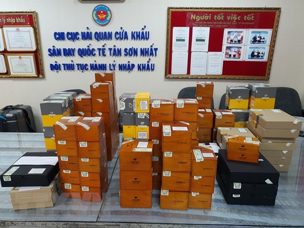 Số xì gà bị lực lượng hải quan thu giữ tại Sân bay quốc tế Tân Sơn Nhất. (Ảnh: Anh Tuấn/TTXVN)