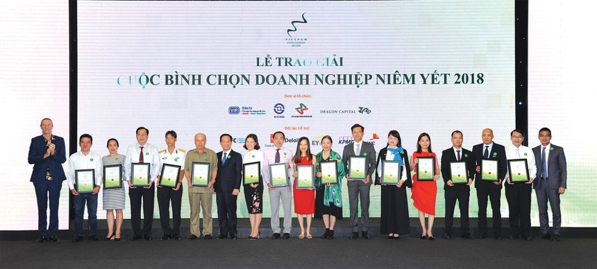 Lãnh đạo Ủy ban Chứng khoán Nhà nước, HOSE và Dragon Capital vinh danh các doanh nghiệp niêm yết trong Lễ trao giải 2018.