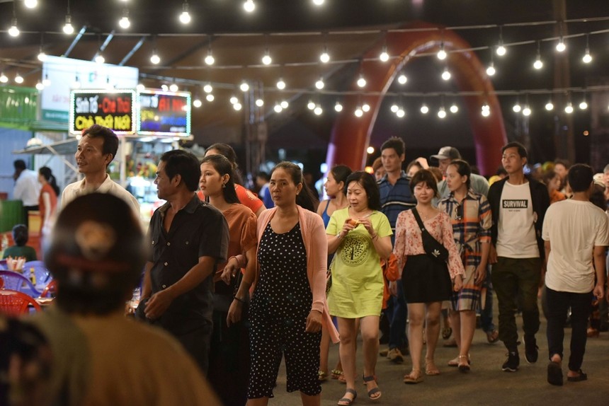 Chợ đêm Ha Tien Night Market luôn tấp nập du khách là tiền đề triển khai chuỗi dịch vụ thương mại tại Ha Tien Centroria.