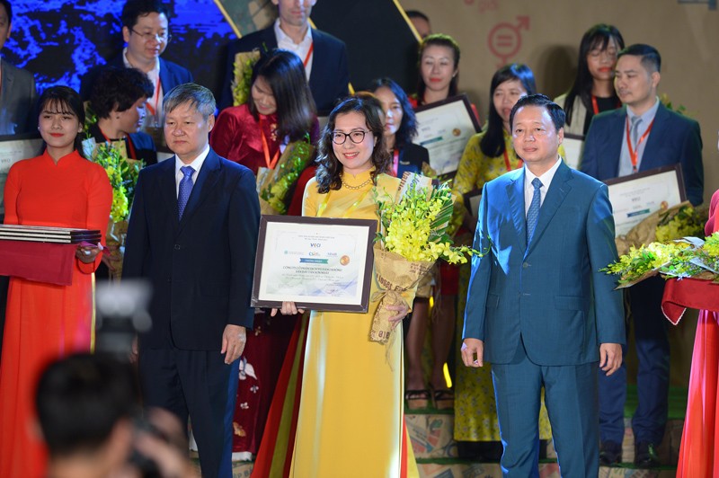 Bộ trưởng Bộ Tài nguyên và Môi trường Trần Hồng Hà (phải) và Phó chủ tịch VCCI Võ Tân Thành trao tặng chứng nhận dẫn đầu TOP 10 doanh nghiệp bền vững nhất, lĩnh vực thương mại dịch vụ cho bà Nguyễn Minh Ngọc, Phó Tổng Giám đốc SASCO.