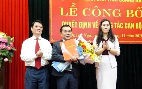 Lãnh đạo tỉnh Quảng Ngãi trao Nghị quyết và chúc mừng đồng chí Nguyễn Tấn Đức.