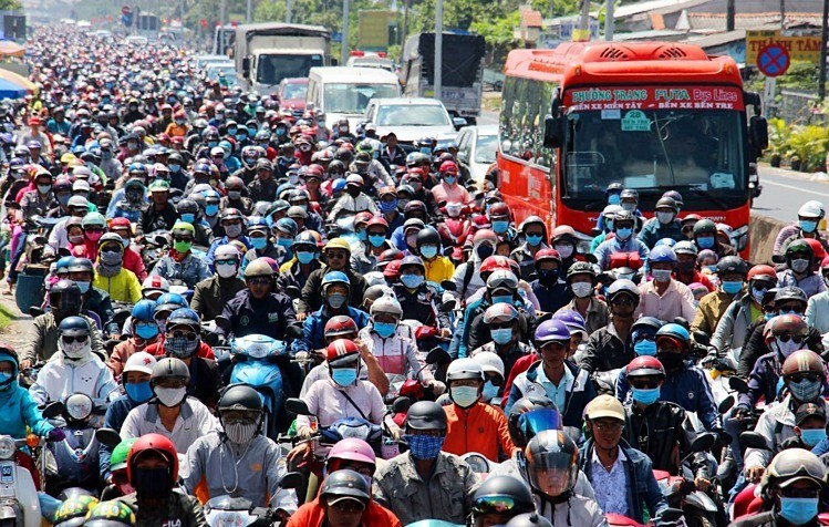 Mật độ dân số cao ở những thành phố lớn như Hà Nội, TP HCM khiến hạ tầng giao thông thường xuyên quá tải. Ảnh: Hoàng Nam.