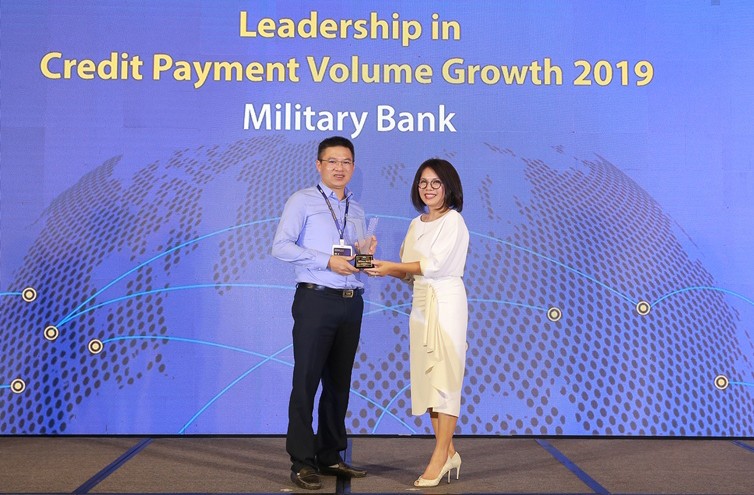 Ông Nguyễn Bá Tuyến – Giám đốc Trung tâm kinh doanh Thẻ MB nhận giải thưởng do Bà Trương Minh Hà – Giám đốc Kinh doanh Visa khu vực Việt Nam & Lào trao tặng.
