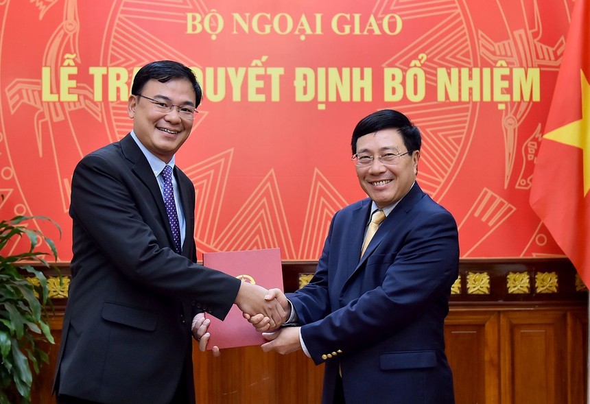 Phó Thủ tướng Phạm Bình Minh trao quyết định cho đồng chí Phạm Quang Hiệu.