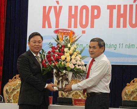 Ông Lê Trí Thanh (trái) được bầu giữ chức Chủ tịch UBND tỉnh Quảng Nam - Ảnh: VGP/Lưu Hương.