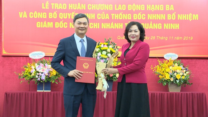 Phó Thống đốc Nguyễn Thị Hồng trao quyết định cho đồng chí Nguyễn Đức Hiền.