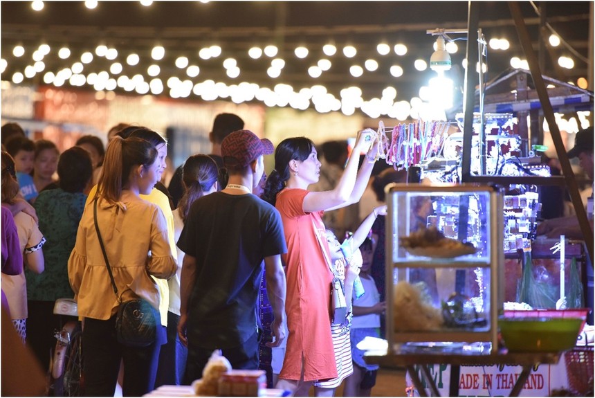 Hơn 85% du khách tìm đến chợ đêm trong hành trình du lịch. Trong ảnh: Chợ đêm Hà Tiên đông nghẹt du khách.
