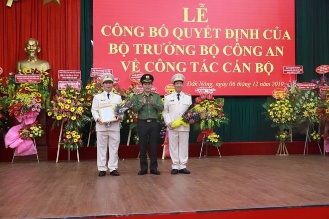Trung tướng Lương Tam Quang trao quyết định và chúc mừng Đại tá Lê Văn Tuyến và Đại tá Hồ Văn Mười.