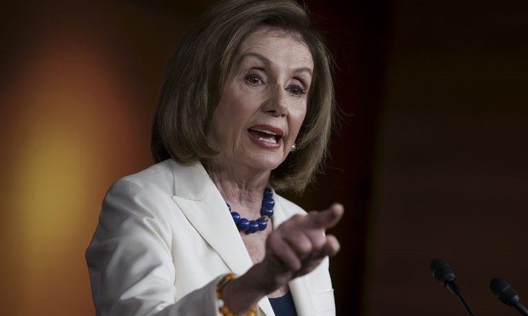 Chủ tịch Hạ viện Mỹ Nancy Pelosi chỉ tay tức giận về phía nam phóng viên tại tòa nhà quốc hội ở Washington hôm 5/12. Ảnh: AP.