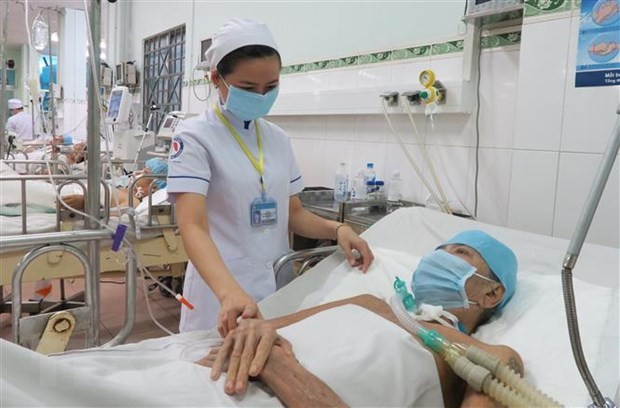 Điều dưỡng viên Bệnh viện Phạm Ngọc Thạch chăm sóc bệnh nhân lao phổi. (Ảnh: TTXVN)
