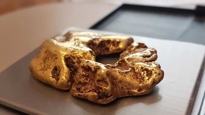 Nặng khoảng 121,3 gram, cục vàng 22 Kara này là phát hiện lớn nhất ở Anh và nó có một lỗ nhỏ ở giữa. Cục vàng được tìm thấy tách rời hai mảnh nhưng khi ghép lại thì khớp với nhau một cách hoàn hảo, và được lấy tên là The Reunion Nugget (Cục vàng hợp nhất ).