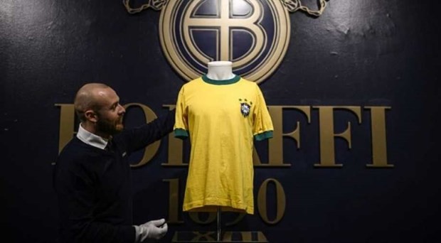 Chiếc áo đấu của Pele có giá lên đến 30.000 euro. (Nguồn: AFP)