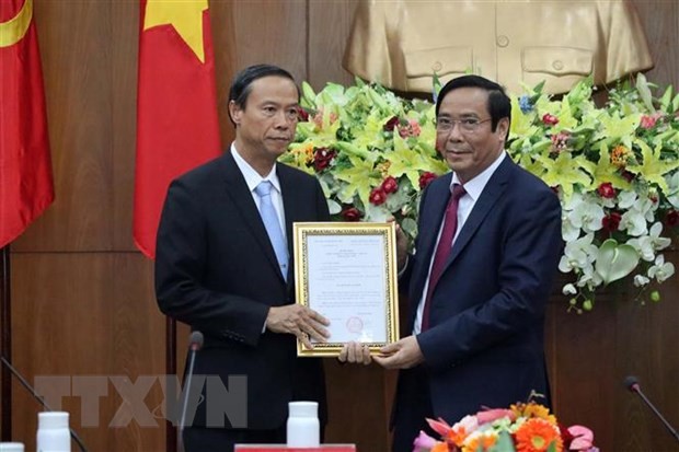 Ông Nguyễn Thanh Bình (phải), Phó Ban thường trực Ban Tổ chức Trung ương, trao quyết định của Ban Bí thư cho ông Nguyễn Văn Thọ. (Ảnh: Đoàn Mạnh Dương/TTXVN)
