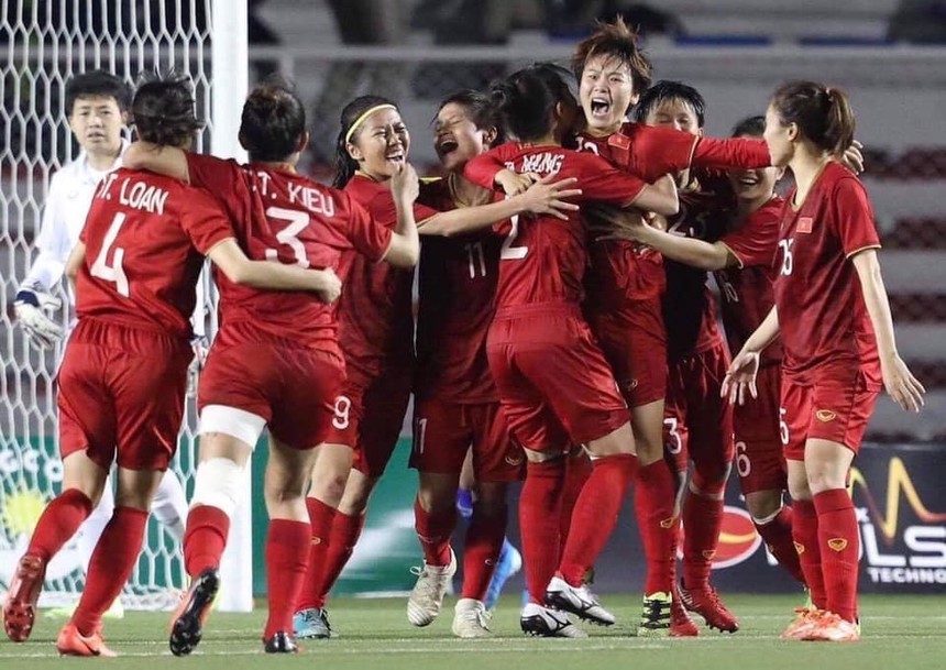 Niềm vui của đội tuyển bóng đá nữ Việt Nam khi nhận huy chương vàng.