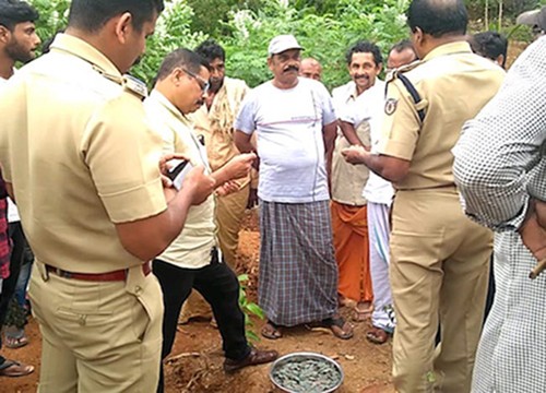 B Rathnakaran Pillai gặp may khi đào được hũ tiền cổ sau khi trúng số. Ảnh: News Minute.
