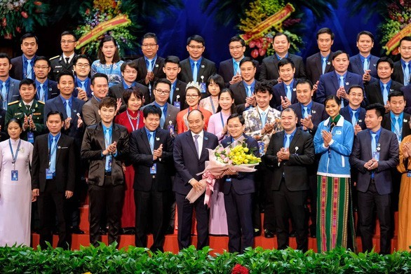 Thủ tướng Nguyễn Xuân Phúc tặng hoa chúc mừng Ủy ban Trung ương Hội Liên hiệp thanh niên Việt Nam khóa VIII.