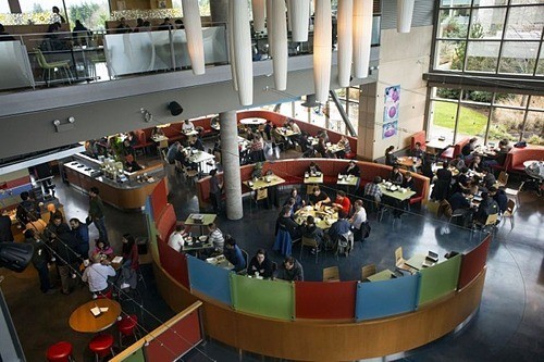 Một khu ăn uống bên trong văn phòng Google. Ảnh: Bloomberg.