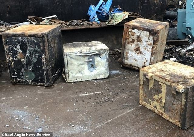 Bốn chiếc két sắt bỏ hoang được những nhân viên của một cửa hàng Scrapyard tái chế.