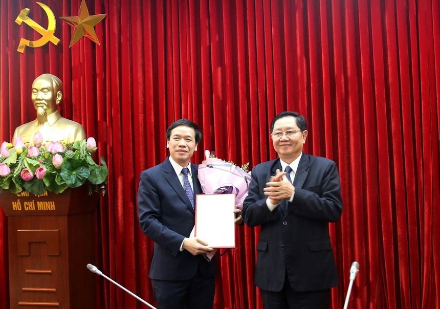 Bộ trưởng Lê Vĩnh Tân trao quyết định và chúc mừng đồng chí Lại Đức Vượng.