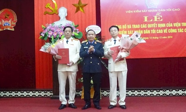 Phó Viện trưởng VKSND Tối cao Bùi Mạnh Cường trao quyết định bổ nhiệm cho ông Nguyễn Hoài Nam (phải) và Lê Xuân Hùng (trái).