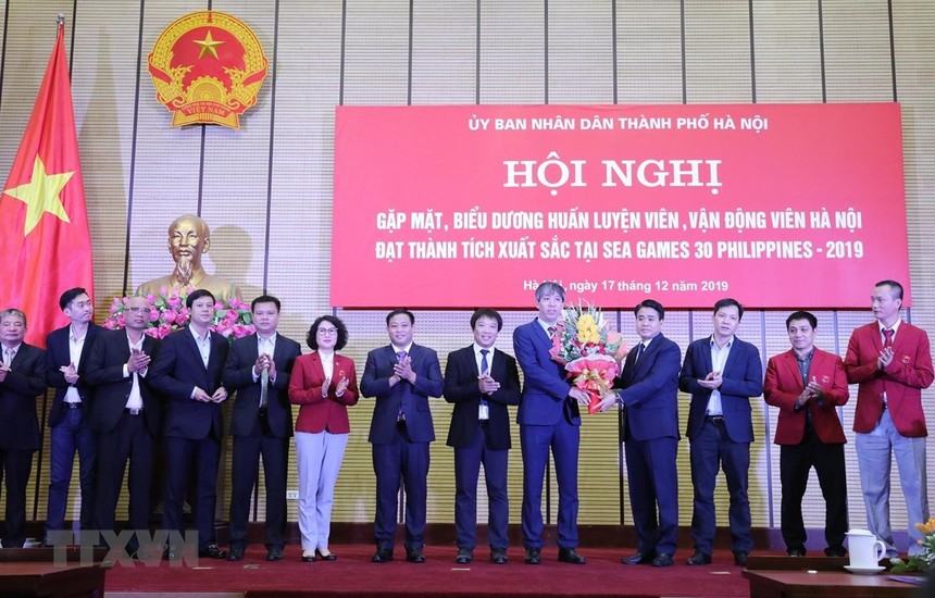 Chủ tịch Ủy ban Nhân dân thành phố Hà Nội Nguyễn Đức Chung tặng hoa, chúc mừng các bộ môn của đoàn thể thao Việt Nam. (Ảnh: Lâm Khánh/TTXVN)