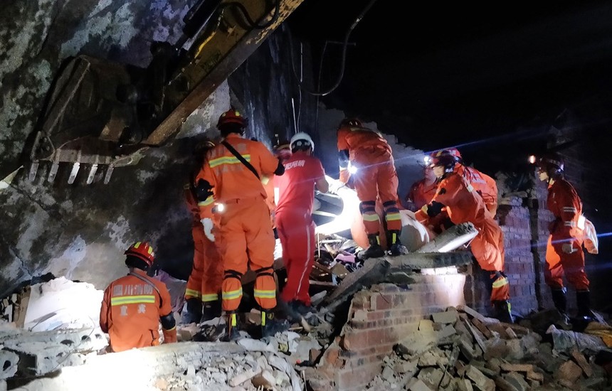 Lực lượng cứu hộ tìm kiếm nạn nhân dưới đống đổ nát của ngôi nhà bị đổ sập sau trận động đất ở tỉnh Tứ Xuyên, Trung Quốc, ngày 18/6/2019. (Ảnh: AFP/TTXVN)