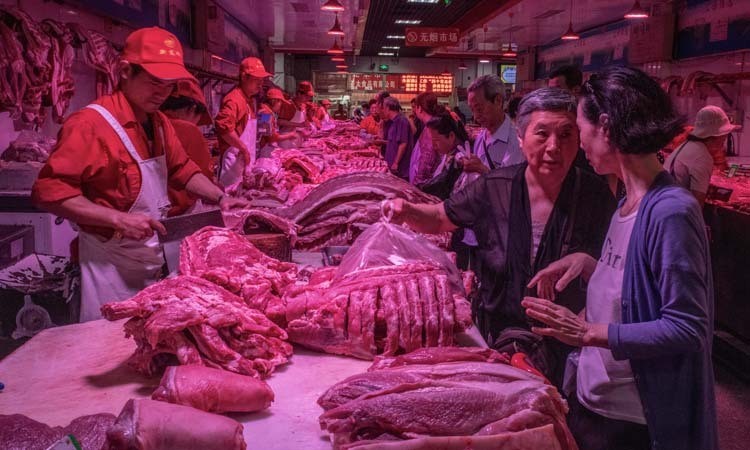 Một khu chợ bán buôn thịt lợn ở Bắc Kinh, Trung Quốc. Ảnh: NY Times.