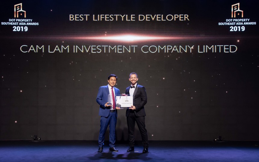 Ông Trần Trọng Dũng, Tổng giám đốc Cam Lâm Investment nhận giải thưởng tại Bangkok ngày 12/12/2019.