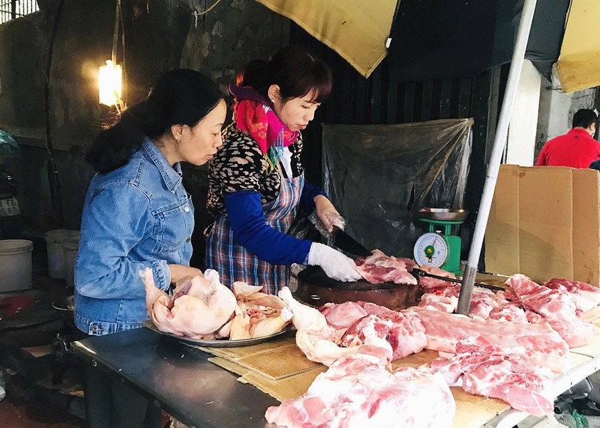 Giá thịt lợn tăng cao đột biến, chuẩn bị cán mốc 200.000 đồng/kg.