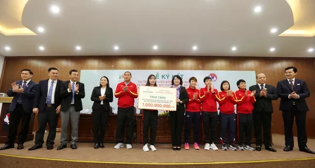 Bóng đá nữ Việt Nam nhận 100 tỷ tiền tài trợ