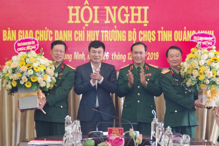 Lãnh đạo Quân khu 3 và lãnh đạo tỉnh Quảng Ninh chúc mừng Thiếu tướng Lê Đình Thương và Đại tá Lê Văn Long.