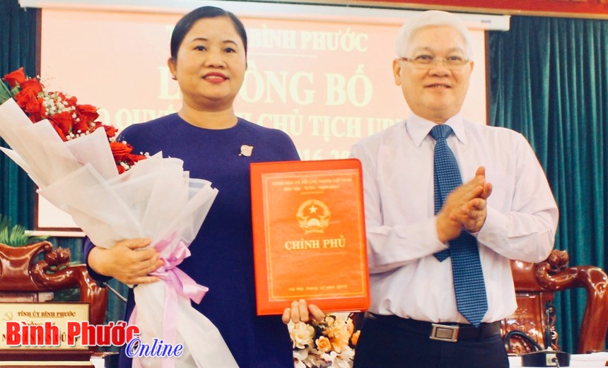 Bí thư Tỉnh ủy Bình Phước Nguyễn Văn Lợi trao quyết định và chúc mừng tân Chủ tịch UBND tỉnh Bình Phước Trần Tuệ Hiền.