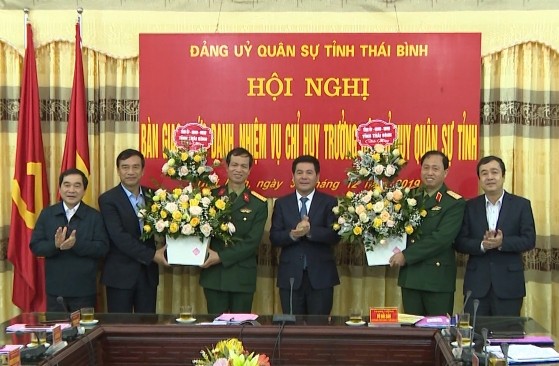 Lãnh đạo tỉnh Thái Bình chúc mừng Thiếu tướng Nguyễn Đức Dũng và Đại tá Nguyễn Ngọc Tuệ.