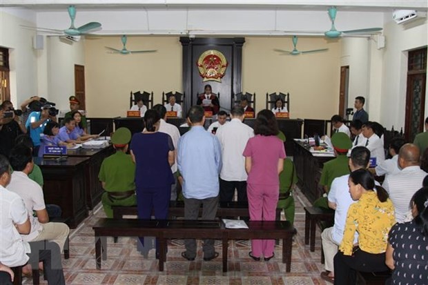 Bị cáo Nguyễn Thanh Hoài và bị cáo Vũ Trọng Lương (hàng trên) và các bị cáo tại phiên tòa. (Ảnh: Nguyễn Quyết Chiến/TTXVN)