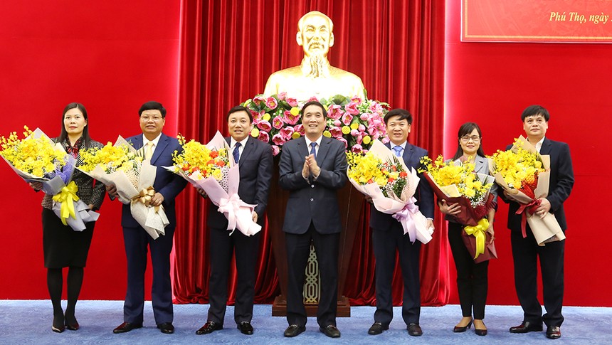 Bí thư Tỉnh ủy Phú Thọ trao quyết định và chúc mừng các đồng chí được giao nhiệm vụ mới.