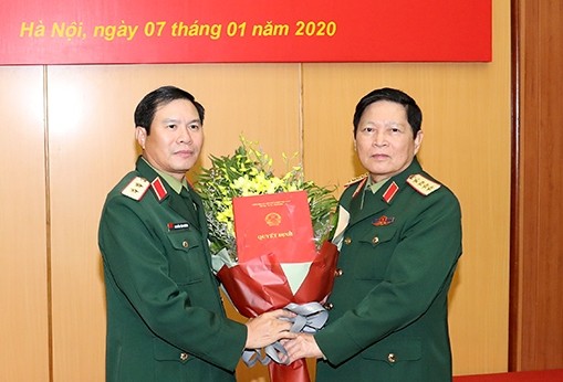 Đại tướng Ngô Xuân Lịch trao quyết định và chúc mừng Trung tướng Nguyễn Tân Cương.