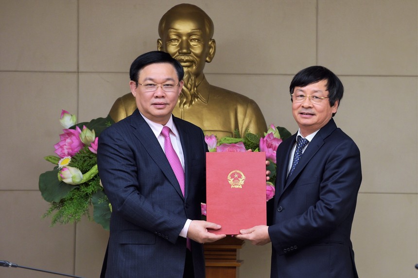 Phó Thủ tướng Vương Đình Huệ trao Quyết định cho ông Nguyễn Cảnh Việt - Ảnh: VGP/Nhật Bắc.