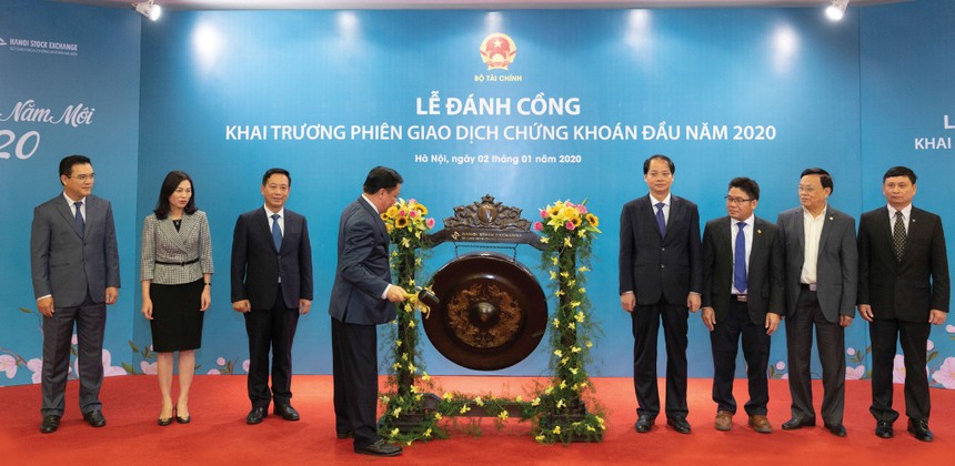 Nhà đầu tư Việt Nam đã bước đầu coi chứng khoán xanh như là một công cụ đầu tư mới
Trong ảnh: Bộ trưởng Bộ Tài chính Đinh Tiến Dũng đánh cồng khai trương phiên giao dịch đầu năm 2020.