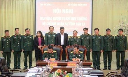 Đại tá Trần Xuân Cương bàn giao nhiệm vụ cho Đại tá Tô Quang Hanh.