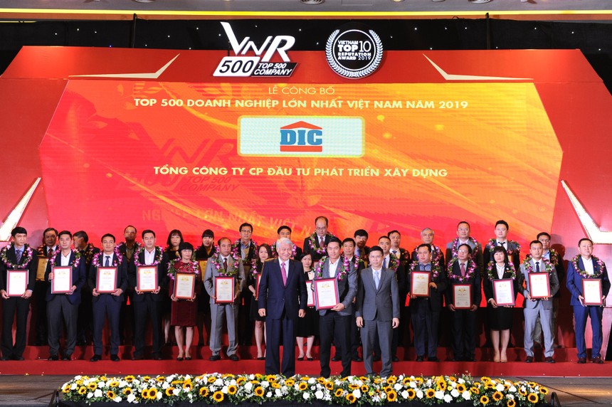 Đại diện Tập đoàn DIC nhận giải VNR500 năm 2019.
