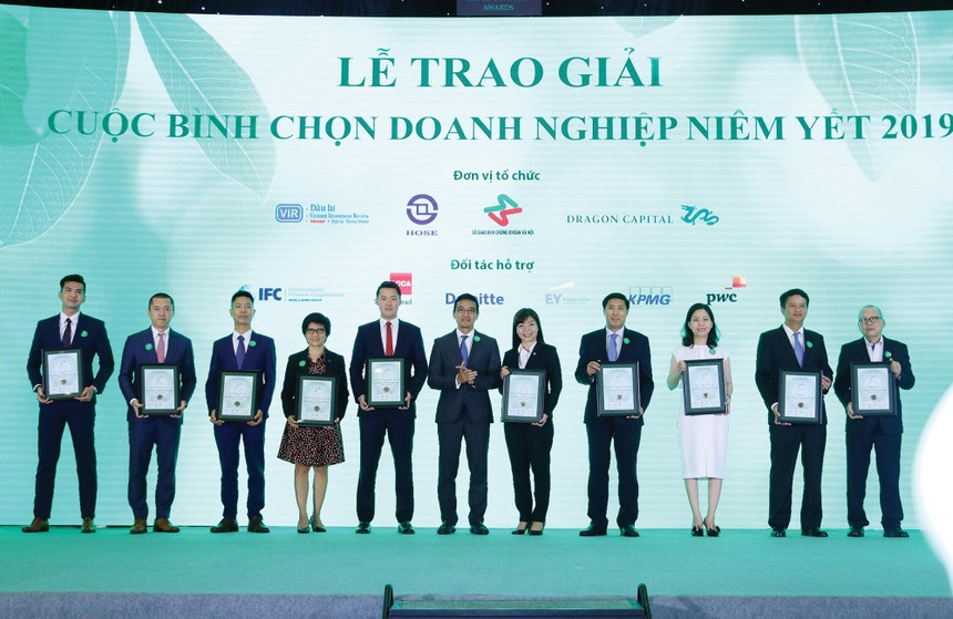 Tại Việt Nam, nhiều doanh nghiệp đã tiên phong thực hiện chiến lược phát triển bền vững và có sự cải tiến liên tục hàng năm nhằm tăng hiệu quả 
cho chính mình và cộng đồng. Phần lớn trong số này cũng đồng thời được ghi nhận có báo cáo thường niên tốt nhất hàng năm.