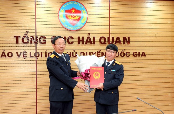 Tổng cục trưởng Nguyễn Văn Cẩn tặng hoa chúc mừng tân Phó Tổng cục trưởng Lưu Mạnh Tưởng. Ảnh: Hải quan Online.