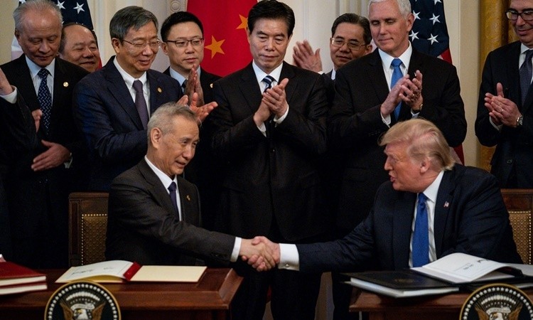 Phó thủ tướng Trung Quốc Lưu Hạc (ngồi bên trái) và Tổng thống Mỹ Donald Trump (ngồi bên phải) ký thỏa thuận thương mại "giai đoạn một" ngày 15/1 tại Nhà Trắng. Ảnh: New York Times.