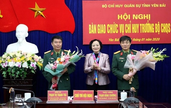 Bí thư Tỉnh ủy Yên Bái Phạm Thị Thanh Trà chúc mừng Đại tá Lê Văn Trung và Đại tá Trần Công Ứng.