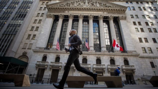 Một người đàn ông chạy ngang qua Sở giao dịch chứng khoán New York. Ảnh: Bloomberg.