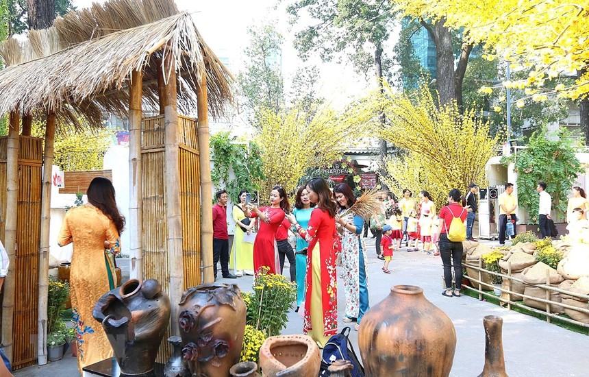 Các bạn trẻ chụp ảnh tại Lễ hội Tết Việt với nét mộc mạc của làng quê, hay một góc Sài Gòn xưa. (Ảnh: Thanh Vũ - TTXVN).