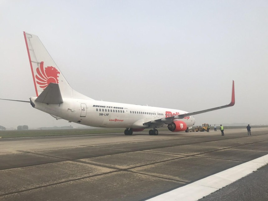 Máy bay Malindo Air bị nổ lốp phải xin hạ cánh khẩn nguy xuống Nội Bài chiều nay (21/1).